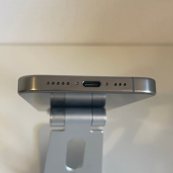 iPhone15 Pro ナチュラルチタニウム 256GB 電池残量79%
